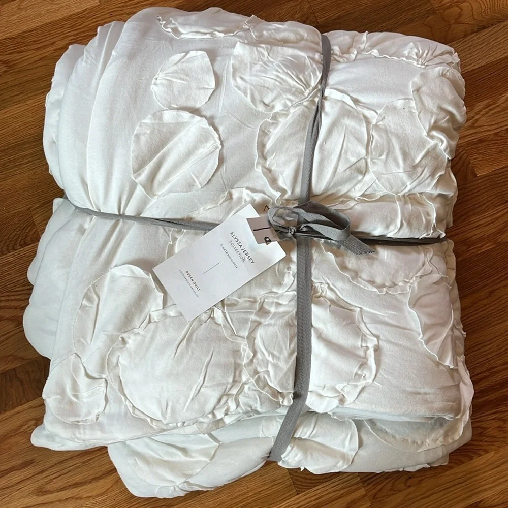 Anthropologie Alyssa Jersey Quilt in White Size Queen NWT